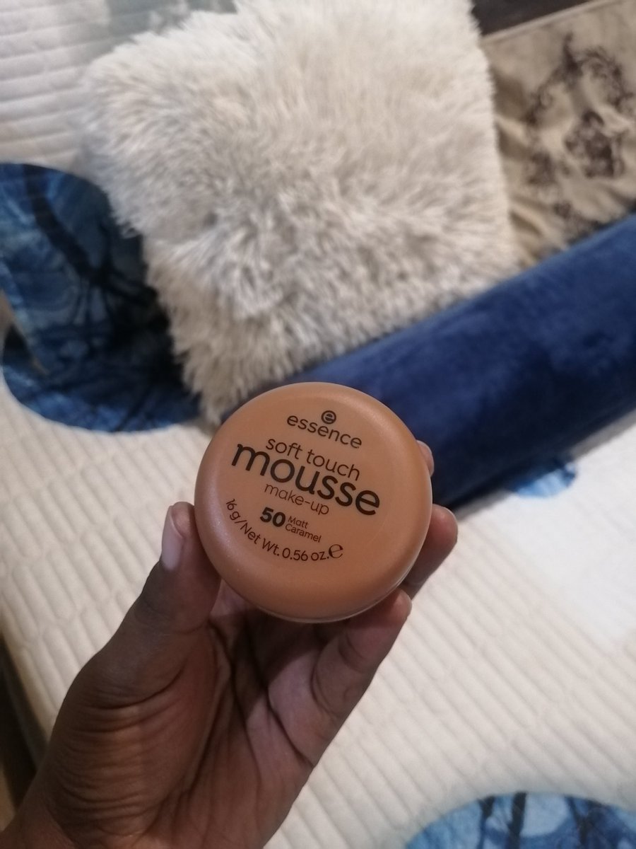 OslinaM's tweet photo. This is for my girlies with oily skin like mine who wanna keep their skin matte without applying the entire makeup, you won't regret getting this dhiya😍 https://t.co/qYD0kZm0tD