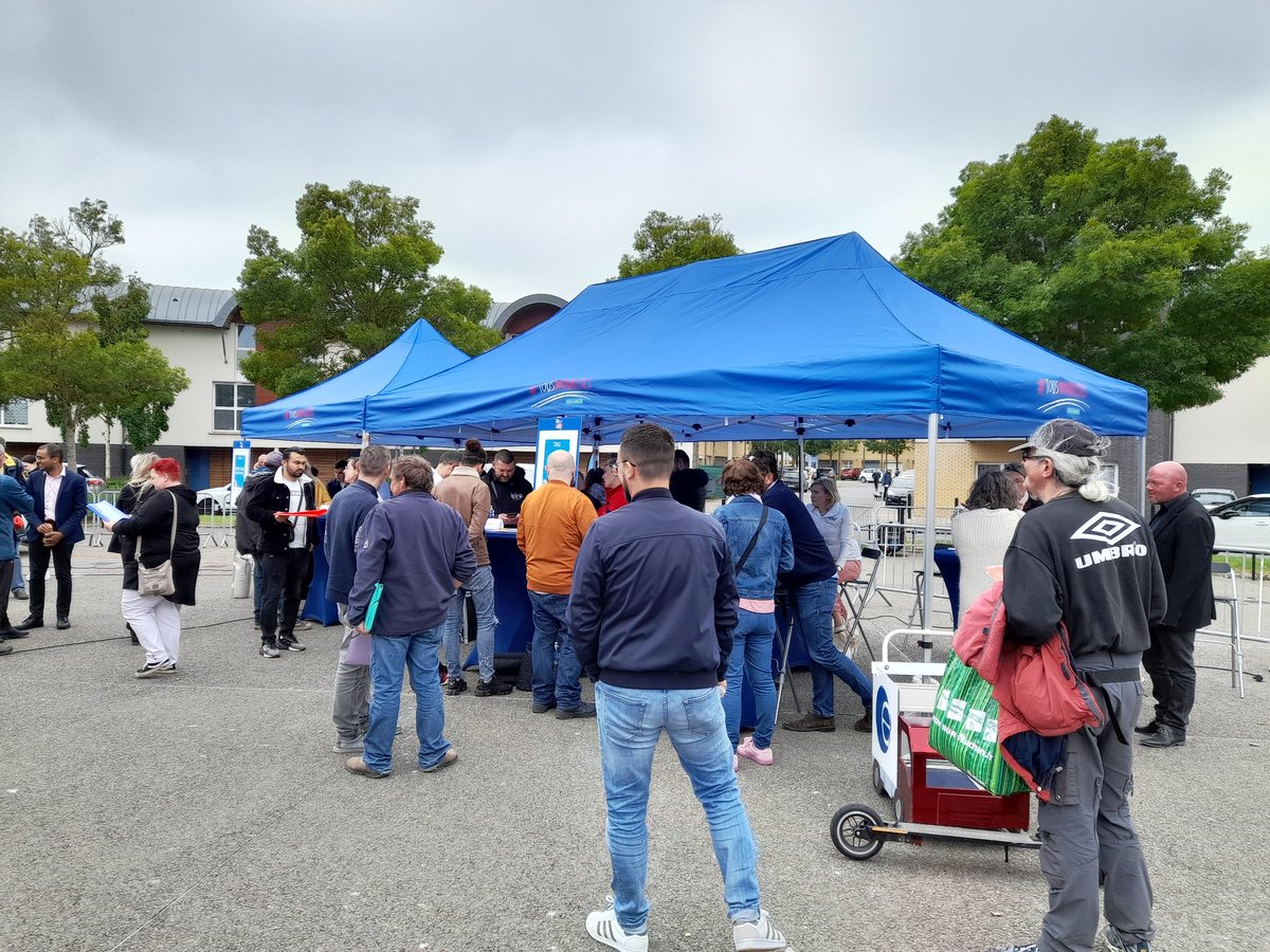 En direct de la place de l'emploi et de la formation. Déjà + de 100 personnes présentes en plein cœur du quartier le Fort Nieulay. Ouvert à tous venez découvrir les métiers qui recrutent jusque 17h. #VilledeCalais <a href="/F3nord/">France 3 Nord Pas-de-Calais</a> <a href="/Prefet62/">Préfet Pas-de-Calais 🇫🇷🇪🇺</a> <a href="/NatachaBouchart/">Natacha BOUCHART</a>
