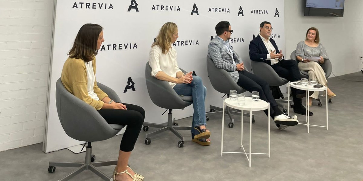Atrevia's tweet photo. 🤩 El 30/05 tuvo lugar el primer encuentro de #LaBatidora en nuestra oficina de #ATREVIABarcelona, en el que conversamos sobre la construcción de #marcas que nos han acompañado a lo largo de nuestras vidas.

¡Conoce todo los detalles en nuestra web!  

👉 https://t.co/zhEZRvdtoS https://t.co/5zTO6QRqke