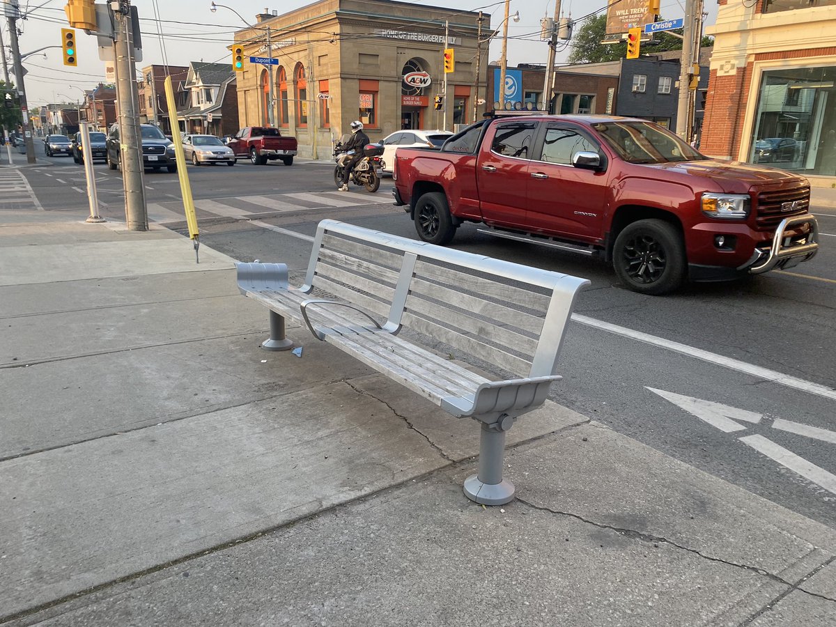 JohnLorinc's tweet image. #topoli Visiting almost any other big city offers a bracing reminder that Toronto’s approach to park benches is parsimonious, anti-social and occasionally sadistic. Why, in parkettes like these, are the paths not lined with benches? A question for the mayoral candidates…
