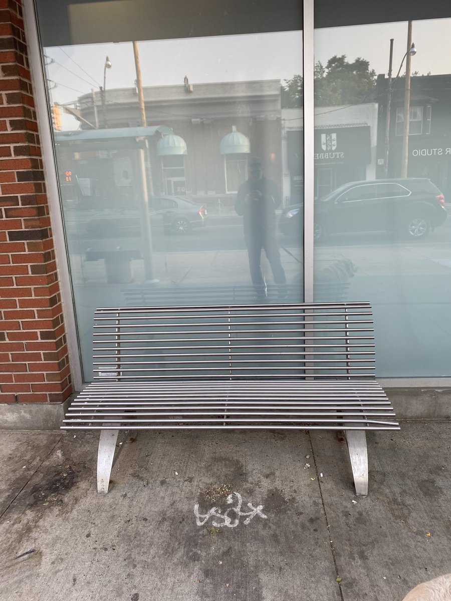 JohnLorinc's tweet image. #topoli Visiting almost any other big city offers a bracing reminder that Toronto’s approach to park benches is parsimonious, anti-social and occasionally sadistic. Why, in parkettes like these, are the paths not lined with benches? A question for the mayoral candidates…