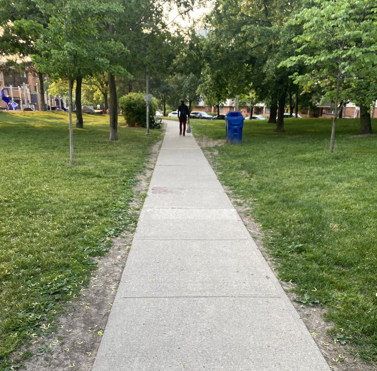 JohnLorinc's tweet image. #topoli Visiting almost any other big city offers a bracing reminder that Toronto’s approach to park benches is parsimonious, anti-social and occasionally sadistic. Why, in parkettes like these, are the paths not lined with benches? A question for the mayoral candidates…