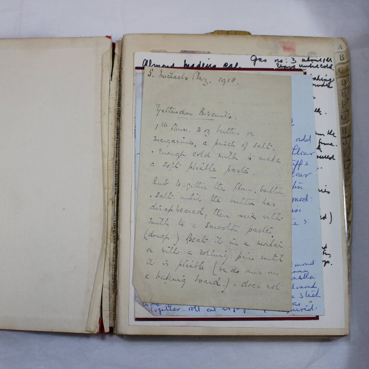 Amidst our #bookshelves, which hold everything from #novels to #books on #gardening, you'll find plenty of #cookbooks--including some #recipes compiled by #DorothyWalker into this red notebook! 

#MuseumWeek #FoodMW #Cookbook #Desserts #Biscuits #19thCentury #20thCentury