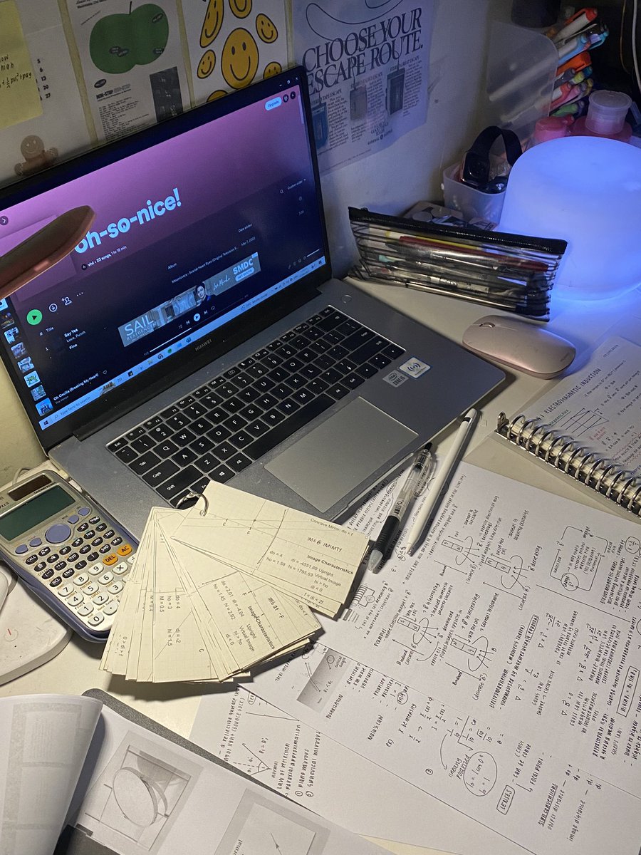 _nyulife's tweet photo. i have 3 exams tmrw but ive only been studying physics up until now 🥵 https://t.co/HoP0ljduvy