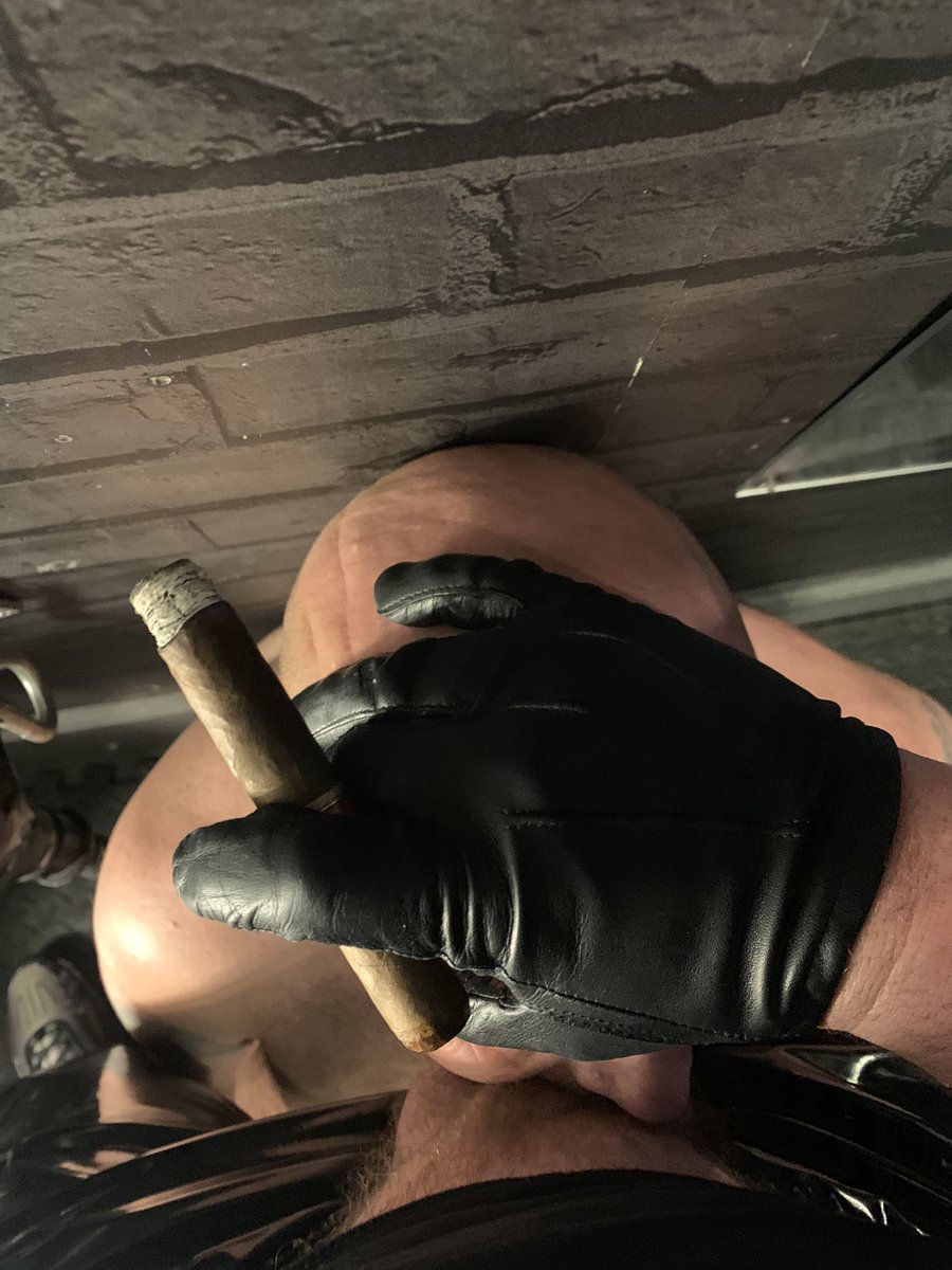 Who’s next? 
RT if you wanna get down there whilst I enjoy a cigar 🚬🚬😈😈

#cigarmaster #cigar #cigarman #slave #gayslave #leathergloves #gloves #glovedsmoker #smokinggloves