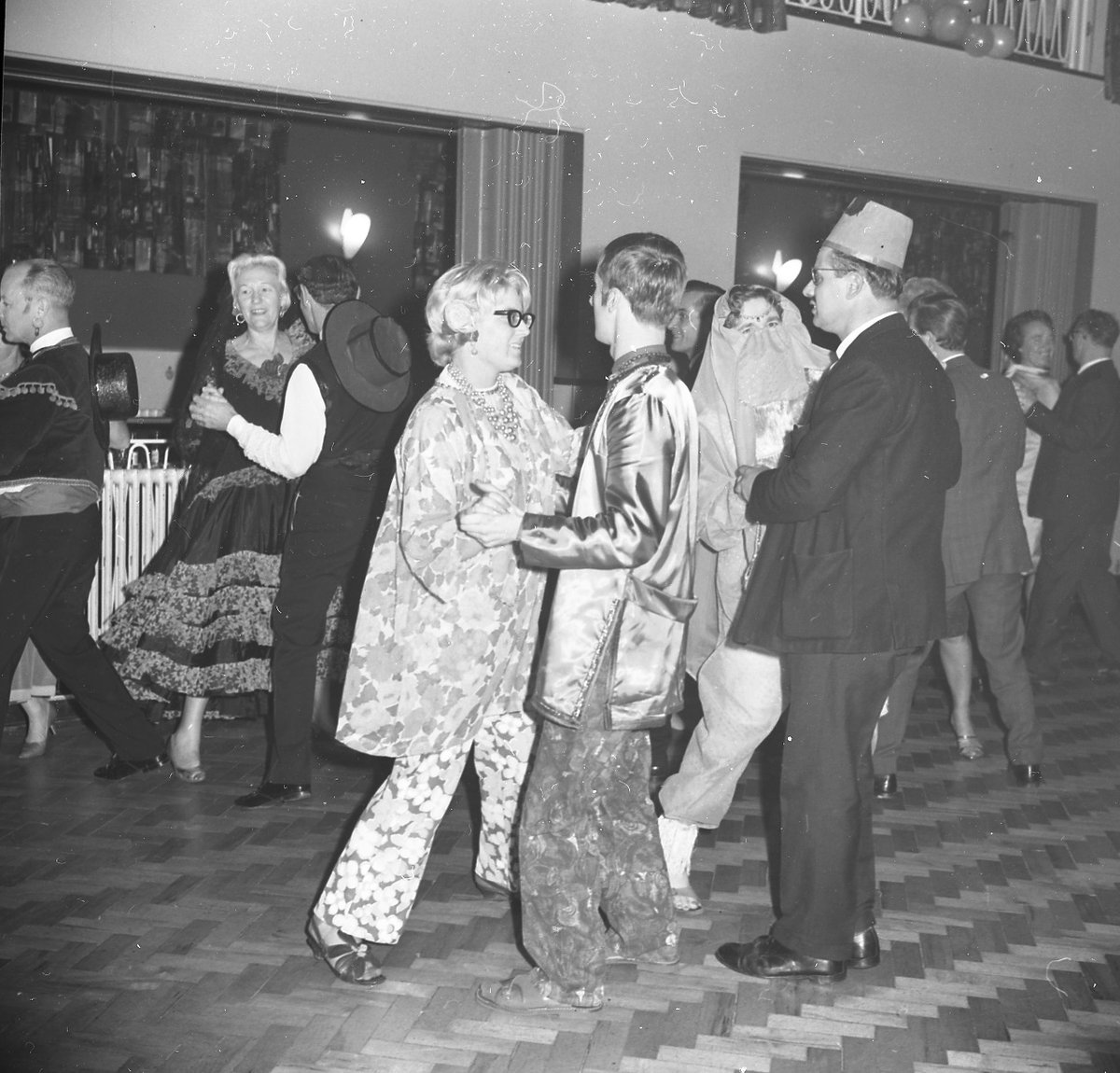 livingarchive1's tweet photo. #ThatRemindsMe was a column in the #BletchleyGazette from Jan 1973 - Dec 1978. This week, about Wilton Hall.  

Read it here: https://t.co/v9IbJHY6YE 

#history #archive #memories #place #placemaking #community #britishculture
@CultureMK

Pic: Dinner dance, late 1960s (c.LAMK) https://t.co/4MGg6pL27U