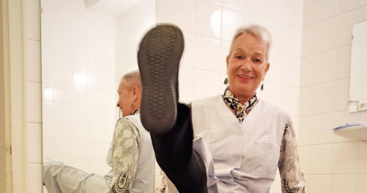 profilonline's tweet photo. Ihre Bühne war die Burg-Toilette. 26 Jahre hat die Ex-Stripperin Veronika Fileccia dort ihre Show abgezogen. Jetzt geht sie in Pension. Alles über die Burgtheater-Legende erfahren Sie im Portrait von @angelikahager1 
https://t.co/5WEgNzD1Rw https://t.co/0hxuUwXM7W