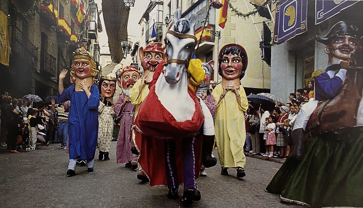 ☔ Público con paraguas viendo a las gigantillas y cabezudos... una escena que tal vez se repita hoy.
En cualquier caso... ¡a disfrutar de nuestra Fiesta Grande! #CorpusToledo
Foto tomada en los años 90, del libro sobre el Corpus de Juan Estanislao López Gómez.