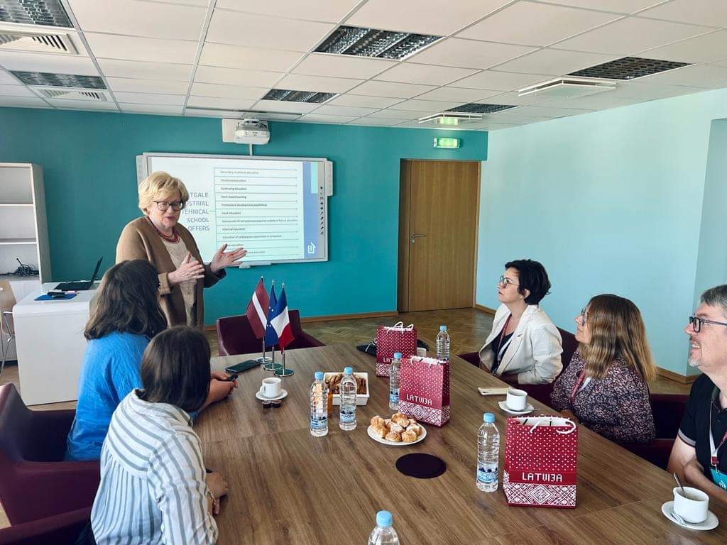 EuroElp's tweet photo. Un accueil exceptionnel en Lettonie pour nos collègues du @LycUrbainVitry .
Des échanges pédagogiques et professionnels, un début de partenariat qui s'annonce fructueux !
Merci à #LatgalesIndustriālaistehnikums  pour leur accueil.
@ErasmusplusFR 
@actoulouse https://t.co/jRyl25p10c