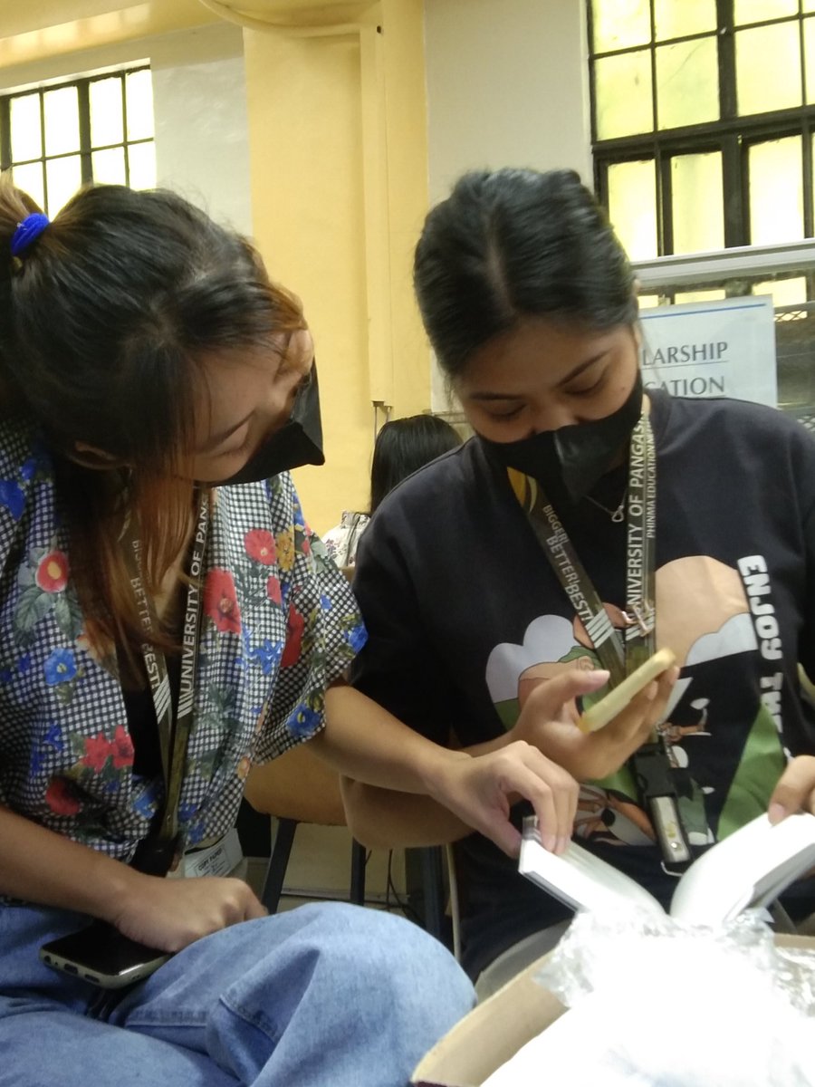 haniegreyn's tweet photo. Dinala ko agad yung books nung duty namin sa office, tapos pinahiram ko sa kanila. Ayon, every break nagbabasa na lang sila. They captured their favorite pieces in TFTBITD and talked about the RedFlag Landon HAHAHA! My cutie buddies. #InFullBloom #TDT https://t.co/tgw8WYnEs1