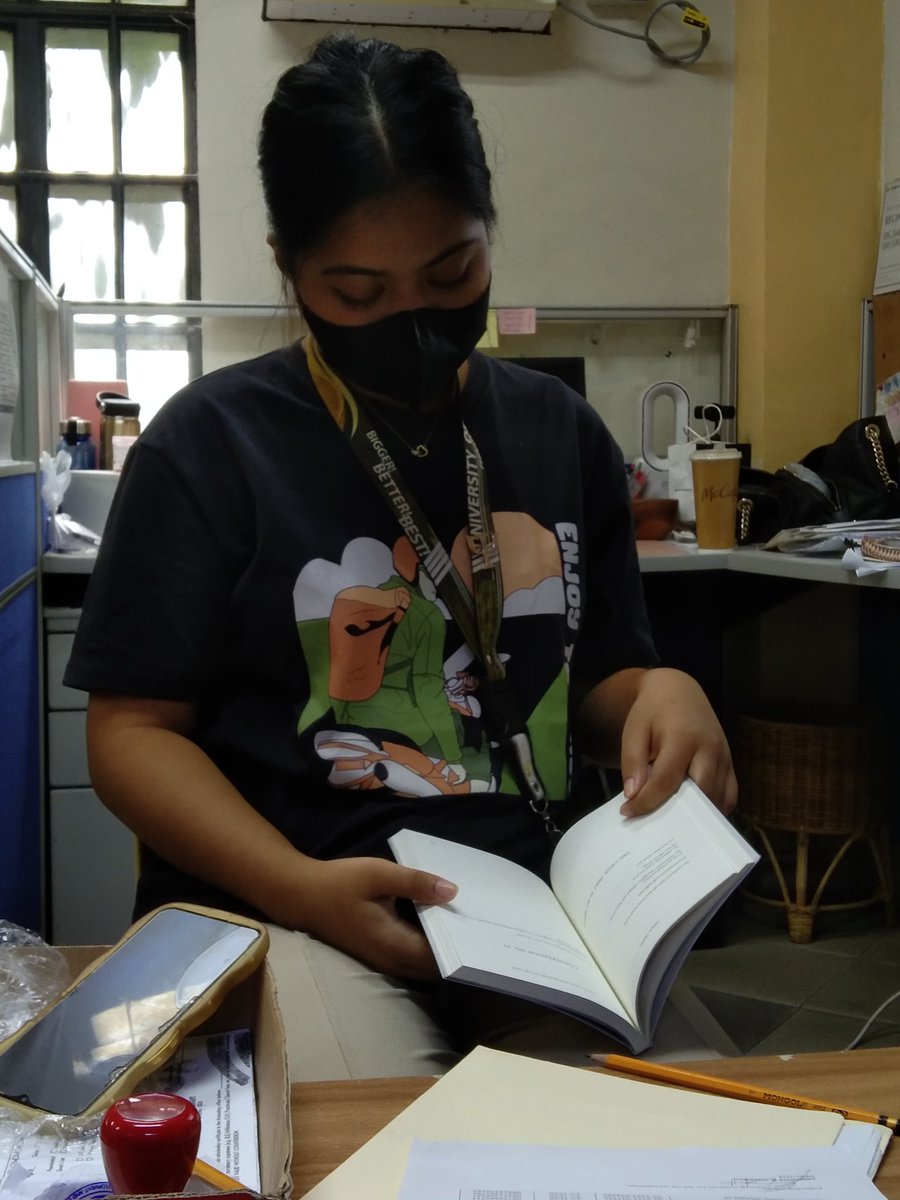 haniegreyn's tweet photo. Dinala ko agad yung books nung duty namin sa office, tapos pinahiram ko sa kanila. Ayon, every break nagbabasa na lang sila. They captured their favorite pieces in TFTBITD and talked about the RedFlag Landon HAHAHA! My cutie buddies. #InFullBloom #TDT https://t.co/tgw8WYnEs1