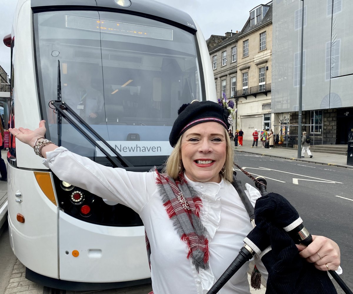 𝗦𝘂𝗰𝗵 𝗮 𝗵𝗶𝘀𝘁𝗼𝗿𝗶𝗰 𝗱𝗮𝘆! 😍 We are thrilled to announce that trams are now officially serving all stops from Edinburgh Airport to Newhaven 🚊 Read more here ➡️ bit.ly/3qqQs77