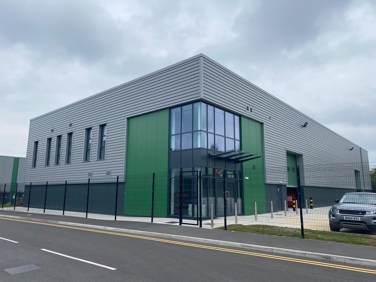 KynastonCS's tweet photo. here we supplied and installed a Tata platinum plus spec roof&amp;wall system as well as roof lights from Brett Martin,Kingspan wall panels to the office&amp;a Eurobond internal wall&amp; associated flashings from KCS Trade 

#telford #tata #brettmartin #kingspan #eurobond #roofing #cladding https://t.co/NLdNRngmPk