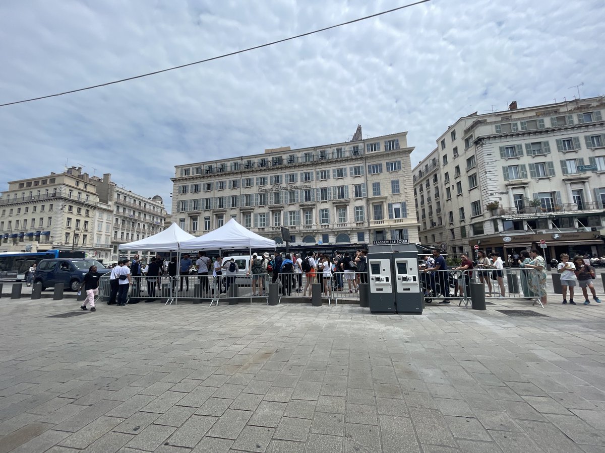MarieAntonelle's tweet photo. Bijour ⁦@marseille⁩ (ou ⁦@VigiloAMPM⁩ on sait plus)
Donc l’ombre c’est pour les contrôleurs (qui se garent sur le vieux port pour montrer l’exemple) ? et les passagers attendent (une éternité) le bus au soleil,
Vous êtes vraiment sûrs ?
⁦@laprovence⁩ bisous https://t.co/L8tRZ9IH2c