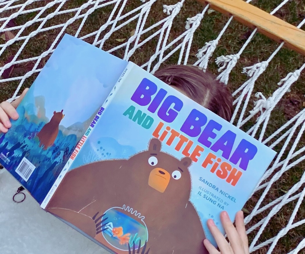 senickel's tweet photo. Look what I got! A summertime reading picture with BIG BEAR AND LITTLE FISH. 🐻🐠 Please share pictures of YOUR summertime reading! #kidlit #summertimereading #picturebooks https://t.co/7jpLVSJaZf