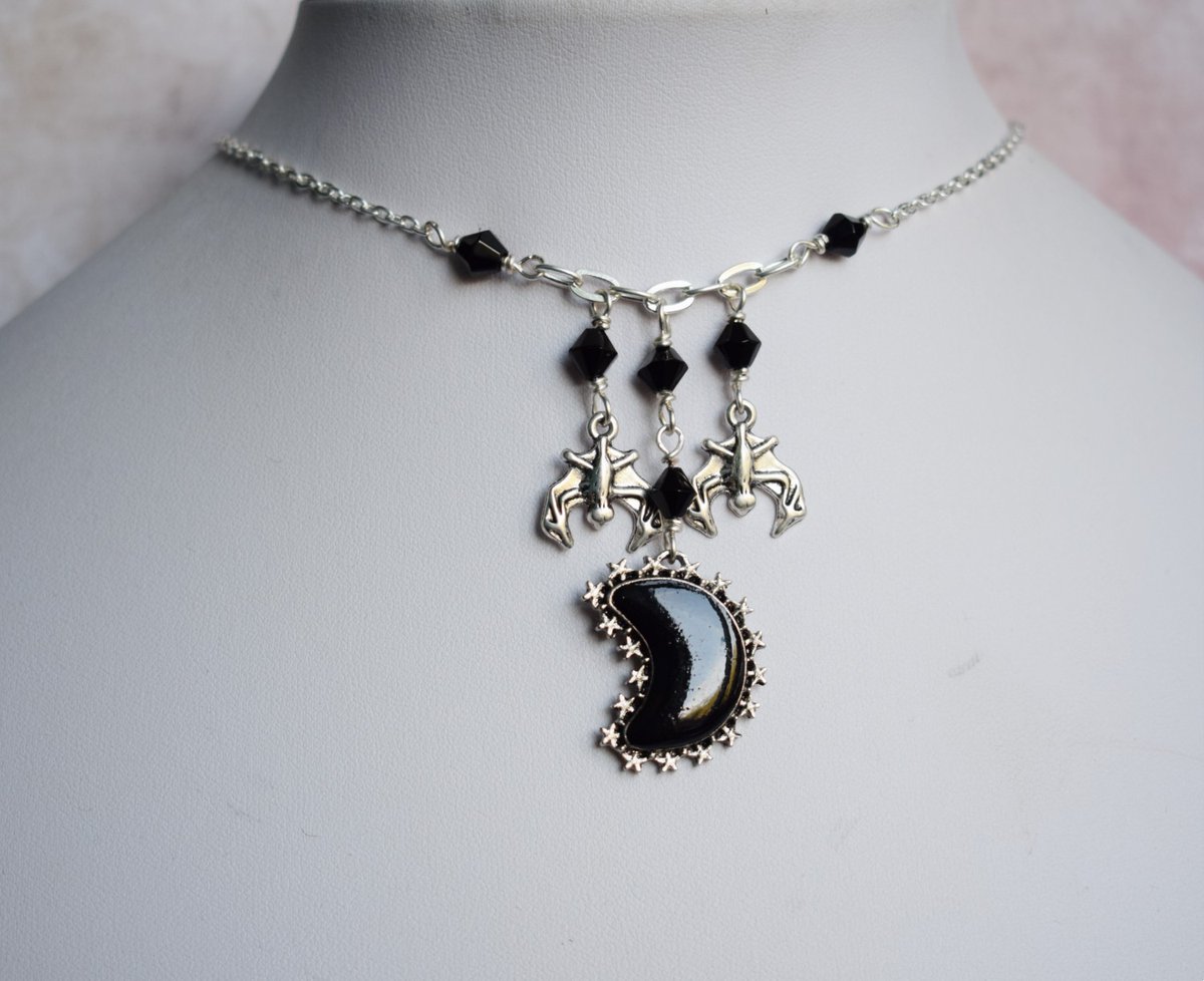 Gorgeously gothic black moon and bats necklace!

#gothic #moon #handmadejewellery #uksmallbiz

bluebirdsanddaisies.bigcartel.com/product/black-…