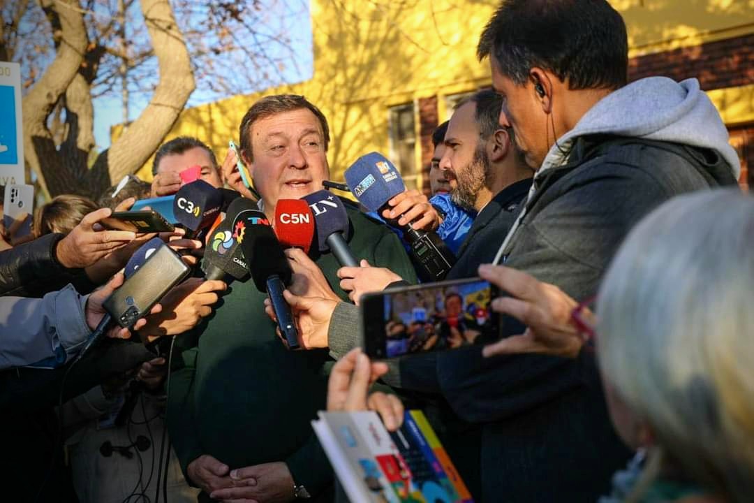 Quiero desearles un muy feliz #DíaDelPeriodista a todos los comunicadores rionegrinos y rionegrinas. Gracias por informarnos a diario cumpliendo un rol fundamental en la construcción de la democracia. Un gran abrazo.