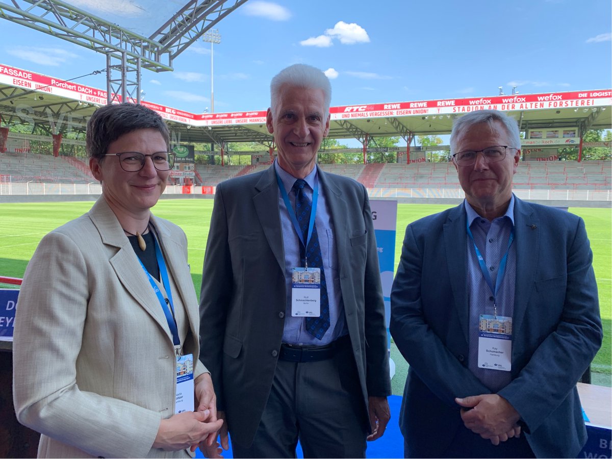 VBG_Hamburg's tweet photo. Jetzt geht's los: #VBG-Hauptgeschäftsführung Kay Schumacher und Nada Göltzer, sowie Dr. Rolf Schmachtenberg (mitte), Staatssekretär @BMAS_Bund, begrüßen die Gäste auf dem Symposium #Hochleistungssport von VBG und @ukbberlin 🤝 #SHLS23 #VBGSport https://t.co/emqr2co9Oi