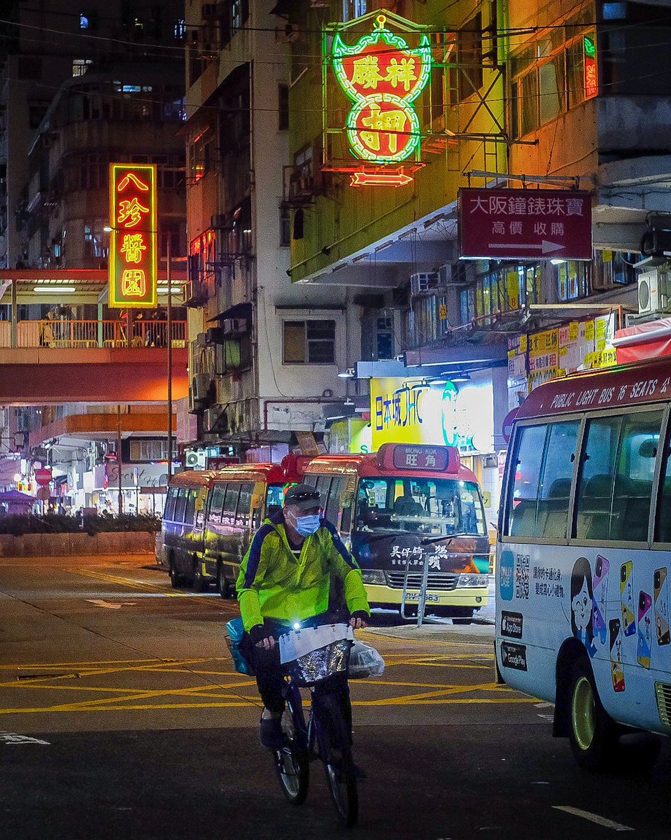 Delivery...🚲✨ #hkig #nightcity #hkiger #streetphotography #neonlights #discoveryhongkong #neon #hongkonginsta #hongkongnightlife #nightshot #夜景 #nightphotography #自行車 #deliveryrider #neonsign #霓虹燈  #under_the_sign_hongkong #自行车 #nightlife #discoveryhongkong