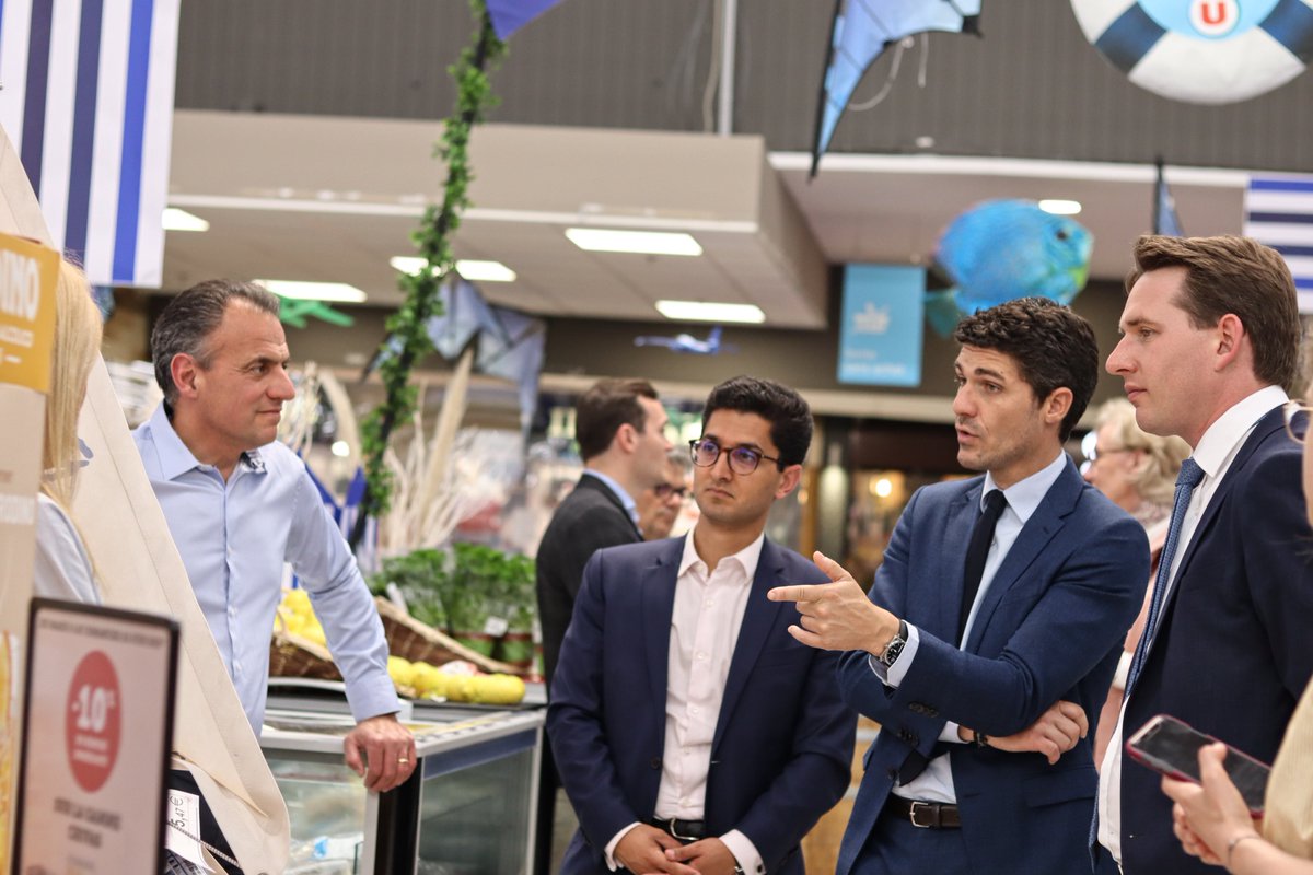AurelienPradie's tweet photo. À Brie-Comte-Robert hier après-midi, en Seine-et-Marne, avec @RSCactu et @Zart_b pour échanger avec les employés d’un Hypermarché.

Avec les hôtesses d’accueil, chefs de rayon, boulangers, comptables … Les travailleurs essentiels du quotidien. 

#LesRencontres https://t.co/wZkeY69NNR