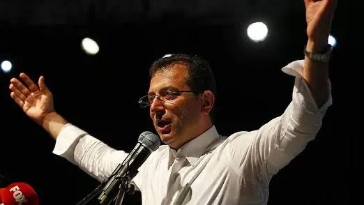 #SonDakika

🗣️ Ekrem İmamoğlu: “Değişimin bir kurul, heyet değişimiyle olmayacağının farkındayız. 

Değişimi sadece ben değil, toplum istiyor.

İdeallerim uğruna görev almaktan çekinmem, çekinmedim. 

Aynı yolda yürüyeceğim. Süreci takip ediyorum.”