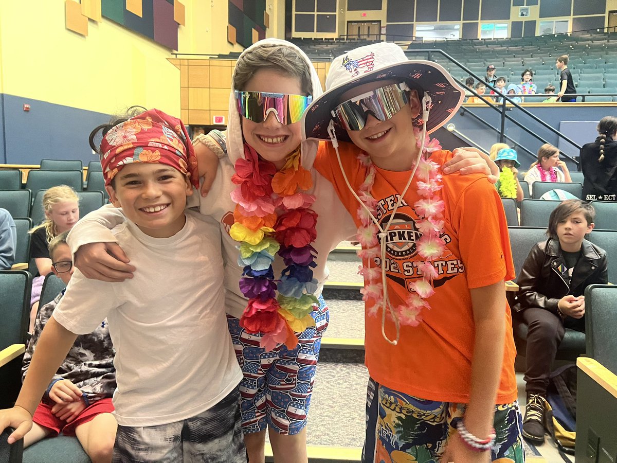 TeamMcArmstrong's tweet photo. These fifth graders are ready for summer! ☀️🌺😎 @Aldendux https://t.co/ROMQ0hCiGD