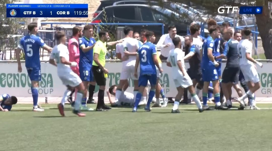 canblanquiverde's tweet photo. 🟥 Ya hay sanciones tras la tangana en el final del #GetafeBCCFB:
▪️Keita: 4 partidos por sus múltiples agresiones
▪️Cristian Delgado: 1 partido por acumulación de amonestaciones y 1 más por su expulsión.
▪️John: 1 partido por su agresión a Cristian.
#futmasc #TerceraRFEF https://t.co/vACNBq2lRk