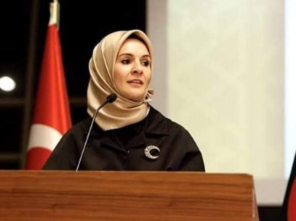 Mahinur Bakan kimdir?
O BABASININ KIZI!..

Bu ülkede öyle fitne, öyle ihanet şebekesi var ki 
biri bitiyor diğeri başlıyor...
Yeni kabine kurulur kurulmaz ilk çamur atılan kişi i Aile ve Sosyal Politikalar Bakanı Mahinur Özdemir Göktaş oldu...
Yok efendim Belçika vatandaşıymış!