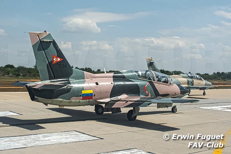 FAV_CLUB's tweet photo. #Venezuela | Dos Hongdu K-8W Karakorum, listos para despegar desde la base aérea ‘General Rafael Urdaneta’ de Maracaibo

#aviacionmilitar #aviacionmilitarvenezolana #k8w #venezuela #favclub https://t.co/qIAdWwCzbn