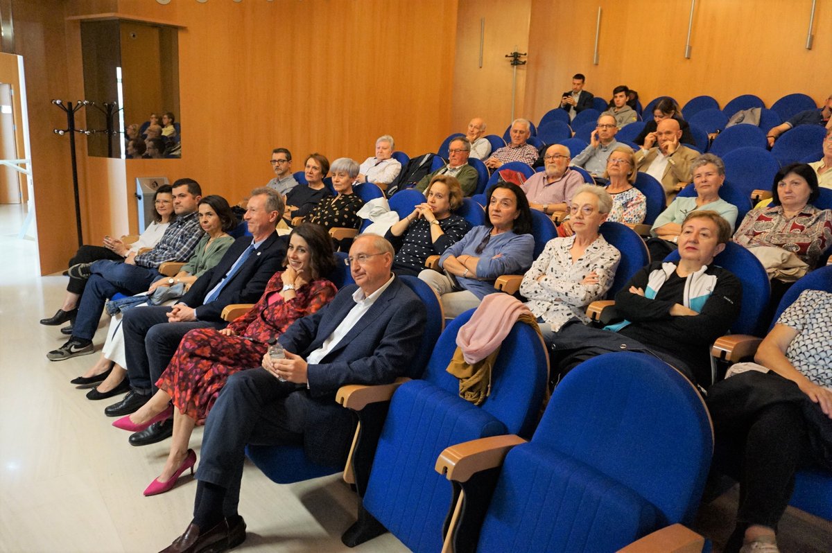 Campus de Teruel (@teruelcampus) on Twitter photo Se ha clausurado en el salón de actos del Vicerrectorado del Campus de Teruel, el curso académico 2022-23 de la Universidad de la Experiencia en Teruel.
El investigador Alberto J. Schuhmacher, ha impartido una conferencia relacionada con la Investigación del Cáncer.
<a href="/unizar/">Universidad Zaragoza</a>.es Se ha clausurado en el salón de actos del Vicerrectorado del Campus de Teruel, el curso académico 2022-23 de la Universidad de la Experiencia en Teruel.
El investigador Alberto J. Schuhmacher, ha impartido una conferencia relacionada con la Investigación del Cáncer.
<a href="/unizar/">Universidad Zaragoza</a>.es