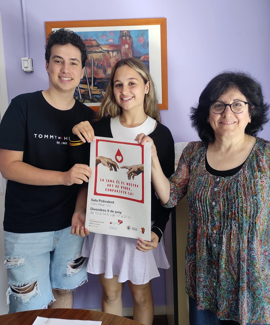 RadioPalau's tweet photo. El Meu Carrer que conversa amb alumnes i directora de l'@insramoncasas sobre donació de sang, consells de seguretat d'estiu dels @mossos, apunt científic, espai del @CNLSabadell, records del @vicigrauolive, i patrimoni amb germans @Perefarns. Escolta-ho a https://t.co/Ed2zVY4I4N. https://t.co/TL3tDHEFSM