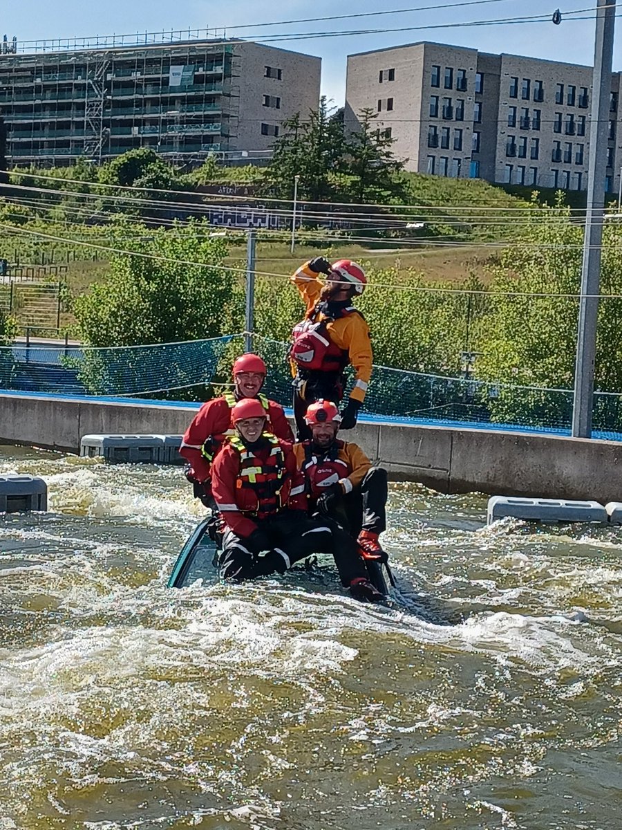 Beautiful day at <a href="/PinkstonAWWC/">Pinkston Watersports</a> playing with a car in water, loverly day for a swim with <a href="/NNPMRT/">NNPMRT</a> #SRT. <a href="/NlandFRS/">Northumberland Fire & Rescue Service</a>. NOTE: no instructors were left in the vehicle during this photo. #CantParkThereMate