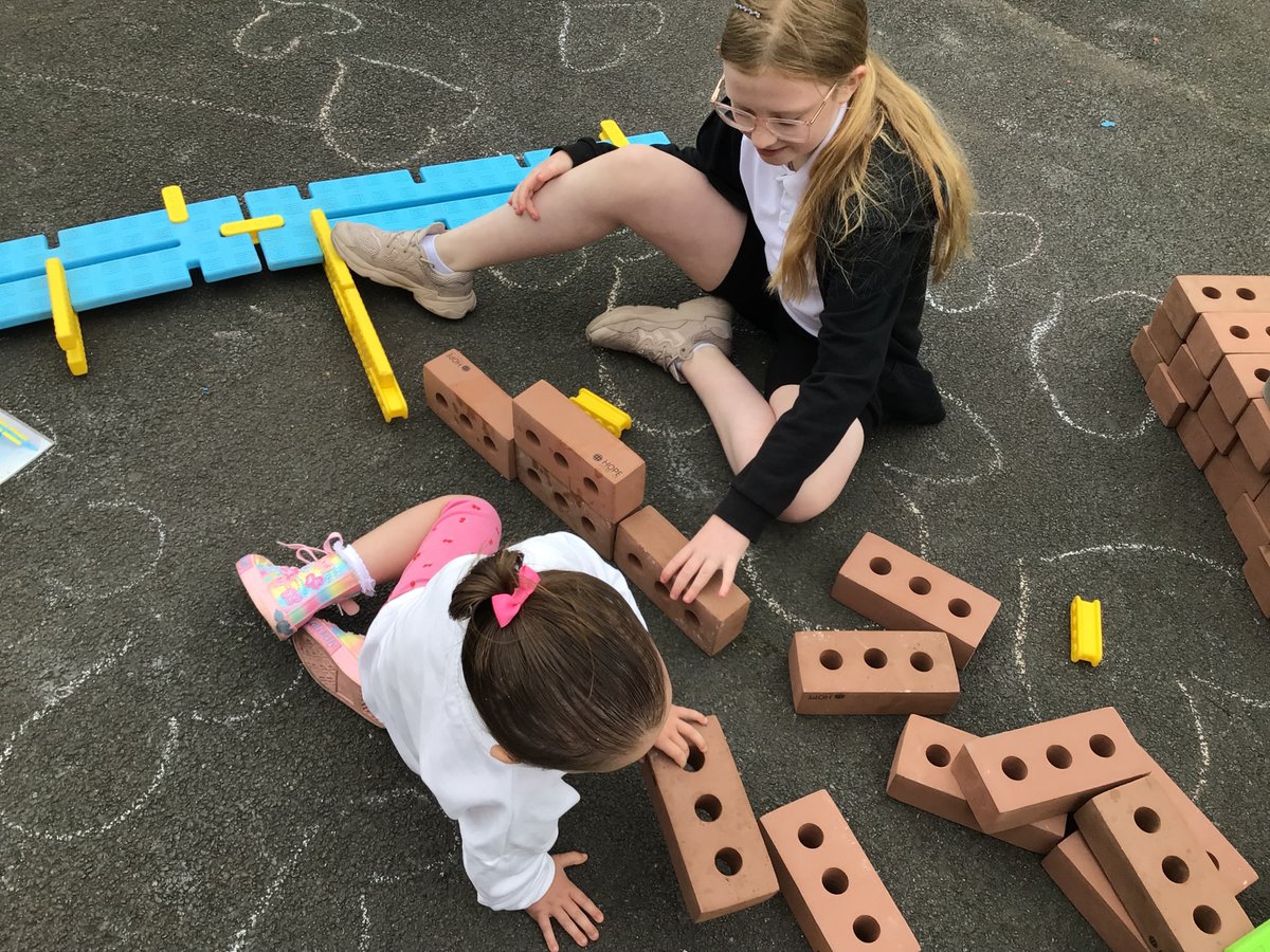 Blairdardiepri's tweet photo. Our class teachers and buddies loved meeting our new p1s this morning. We can’t wait to see you again in August! #transitions #playisway #effectivecontributors https://t.co/0OvoEdu80Z