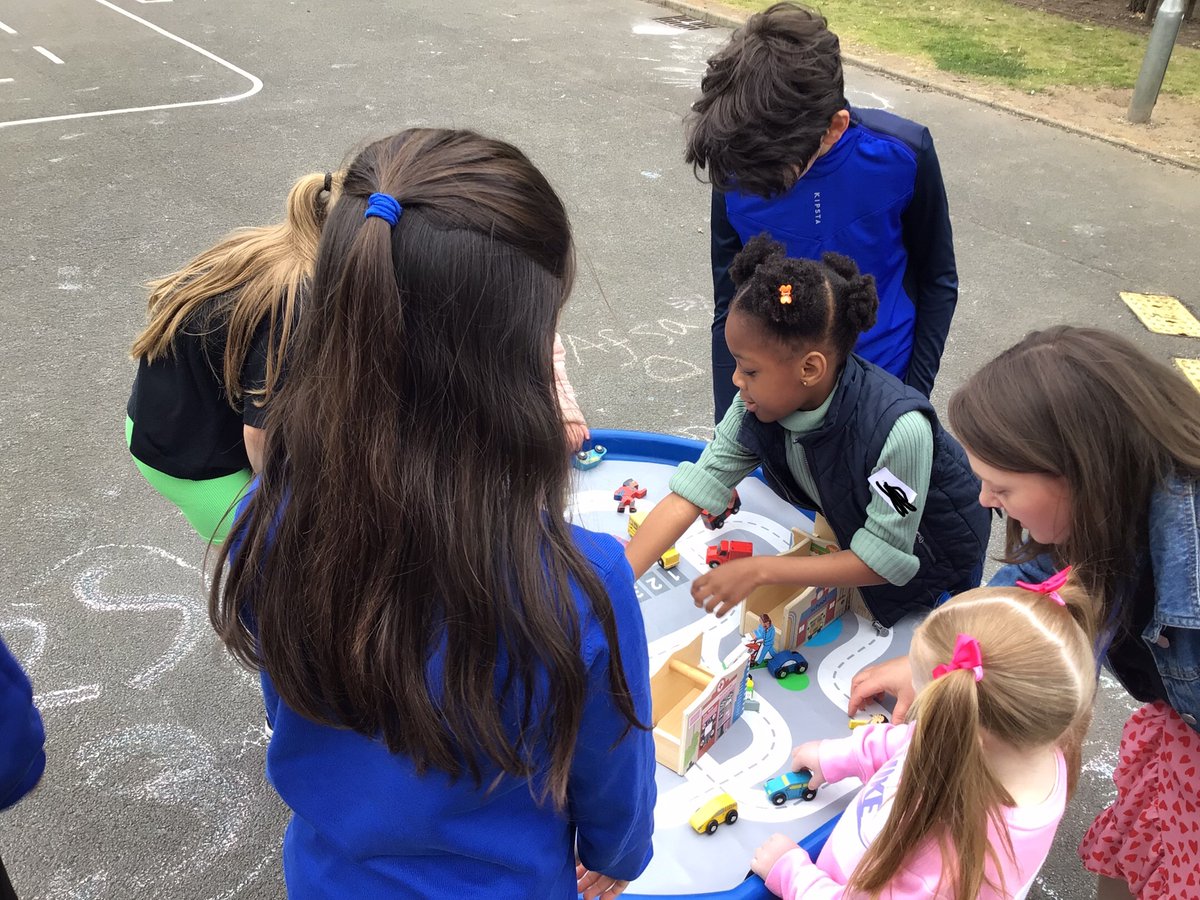 Blairdardiepri's tweet photo. Our class teachers and buddies loved meeting our new p1s this morning. We can’t wait to see you again in August! #transitions #playisway #effectivecontributors https://t.co/0OvoEdu80Z