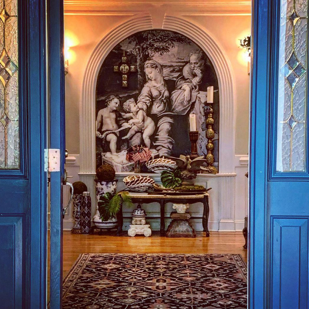When you turn a mural into a piece of art! 😍OBSESSED with this black &amp; white design! 🖤

📷 Julie Parson, Beautiful Corners