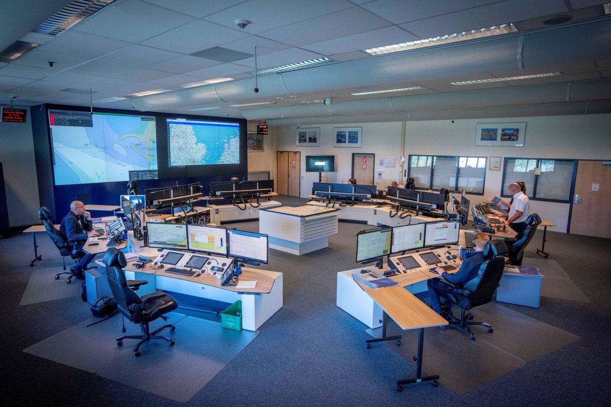 🔍We zijn op zoek naar 10 Watch Officers! Als Watch Officer heb je een afwisselende baan waar geen dag hetzelfde is. Vanuit ons operationeel centrum start je zoek- en reddingsacties op, stuur je eenheden aan en houd je toezicht op de Noordzee #vacature
👉kustwacht.nl/werken-bij/ope…