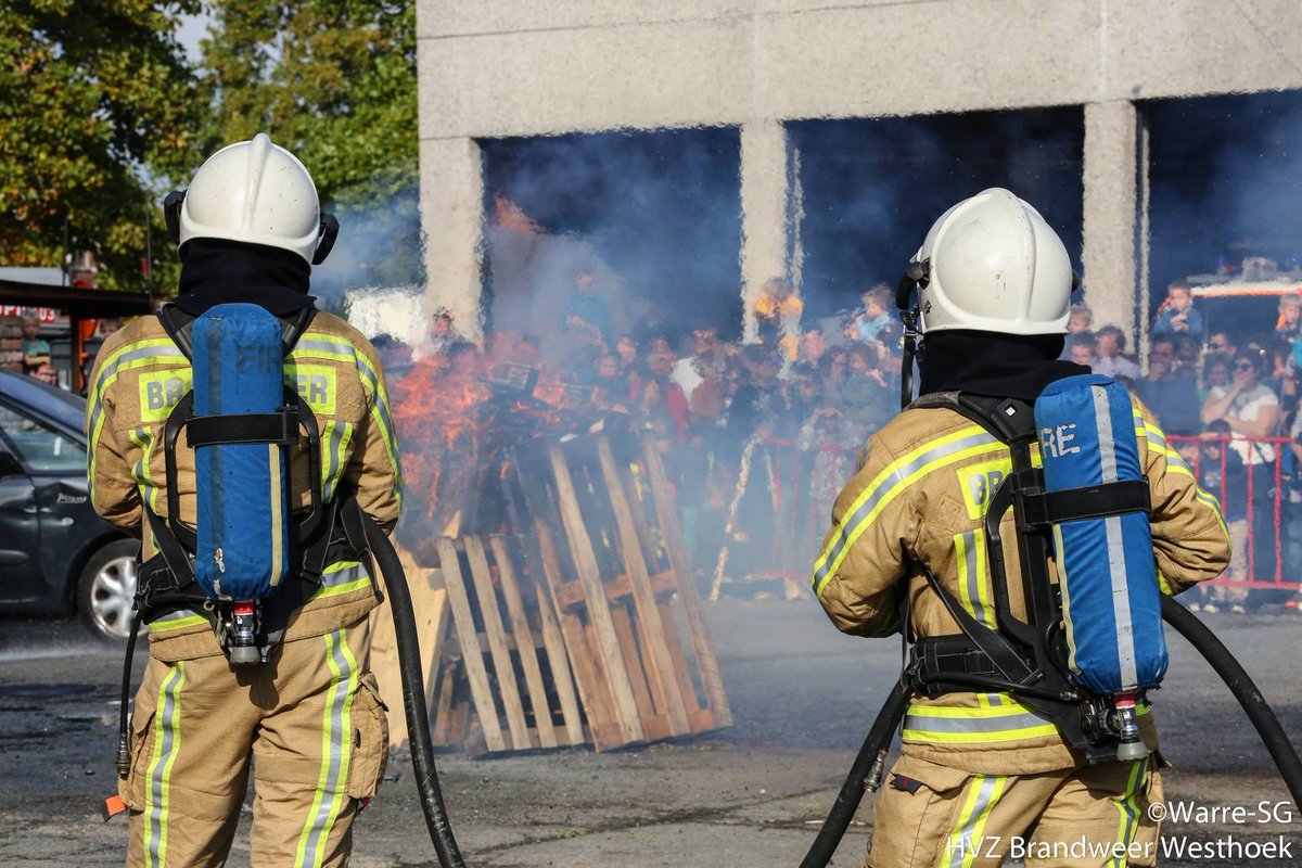 Brandweer_Ieper's tweet photo. 🔥 Doe iets waardevols met je vrije tijd! Kom naar onze infosessie op 20 juni 2023, 20:00 uur en word brandweervrijwilliger. Inschrijven via https://t.co/bmLo0klEw8. #brandweervrijwilliger #infosessie https://t.co/2U3lNJxe4U