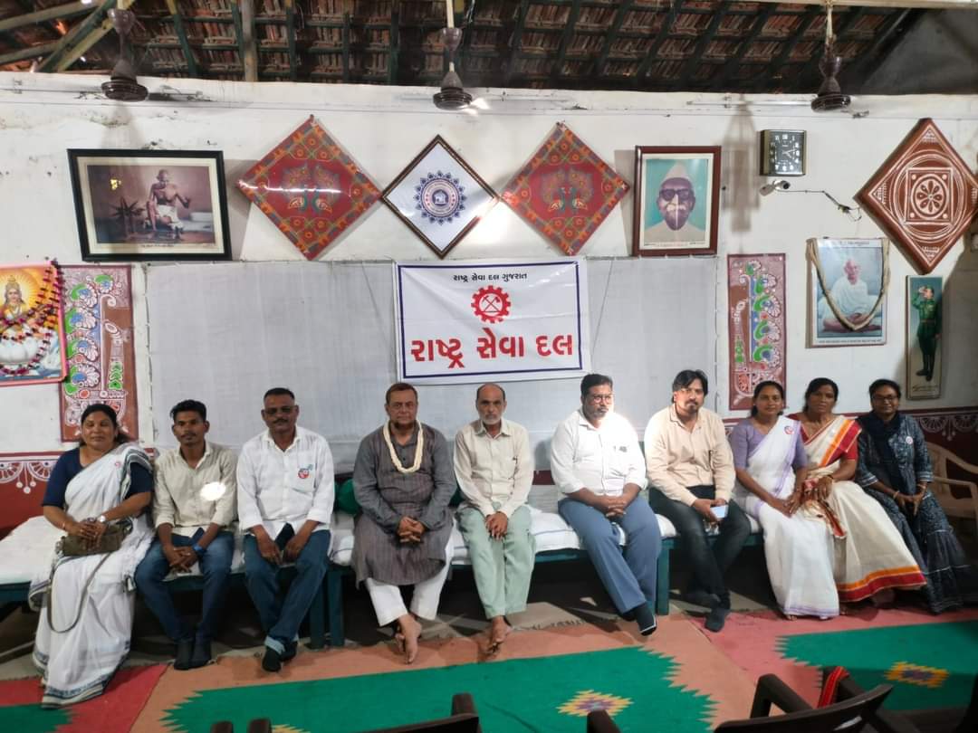 RSD_Org's tweet photo. गुजरात राष्ट्र सेवा दल की तरफ से हाल ही में दो दिवसीय कार्यकर्ता प्रशिक्षण ��िविर का आयोजन किया था। #गुजरात सेवा दल अध्यक्ष साथी रेखा जी ने इस शिविर का संयोजन संभाला। 
@RSD_Org के राष्ट्रीय महासचिव आबिद खान जी ने इस शिविर में मार्गदर्शन किया।
#RashtraSevaDal #राष्ट्रसेवादल #gujrat https://t.co/HwHId5xvX7