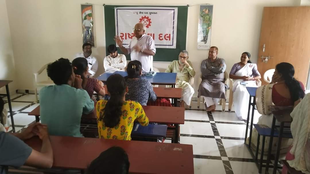 RSD_Org's tweet photo. गुजरात राष्ट्र सेवा दल की तरफ से हाल ही में दो दिवसीय कार्यकर्ता प्रशिक्षण ��िविर का आयोजन किया था। #गुजरात सेवा दल अध्यक्ष साथी रेखा जी ने इस शिविर का संयोजन संभाला। 
@RSD_Org के राष्ट्रीय महासचिव आबिद खान जी ने इस शिविर में मार्गदर्शन किया।
#RashtraSevaDal #राष्ट्रसेवादल #gujrat https://t.co/HwHId5xvX7