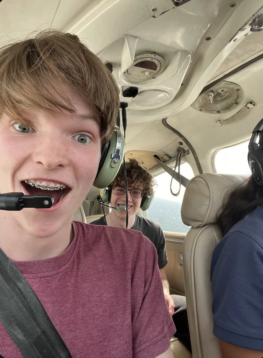 Turner and Henry are up flying and enjoying their discovery flight as pilots. @APSVirginia @APSCareerCenter @arlingtontechcc @APS_CTE