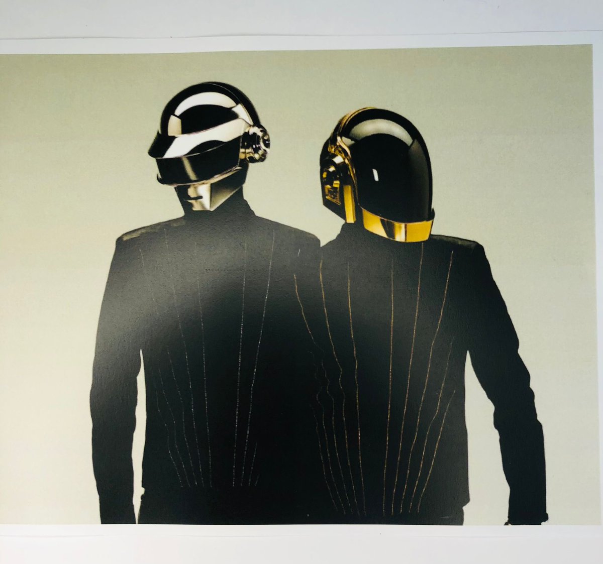 GeneralePery's tweet image. Quand Louise Attaque rencontre Daft Punk, ça donne la dernière cover de Générale Pery ! À découvrir sur notre chaine YouTube dans la bio ou en story;)!

#cover #jtemmeneauvent #aroundtheworld #karant9pas 

Notre cover : tinyurl.com/JtemmeneAround…