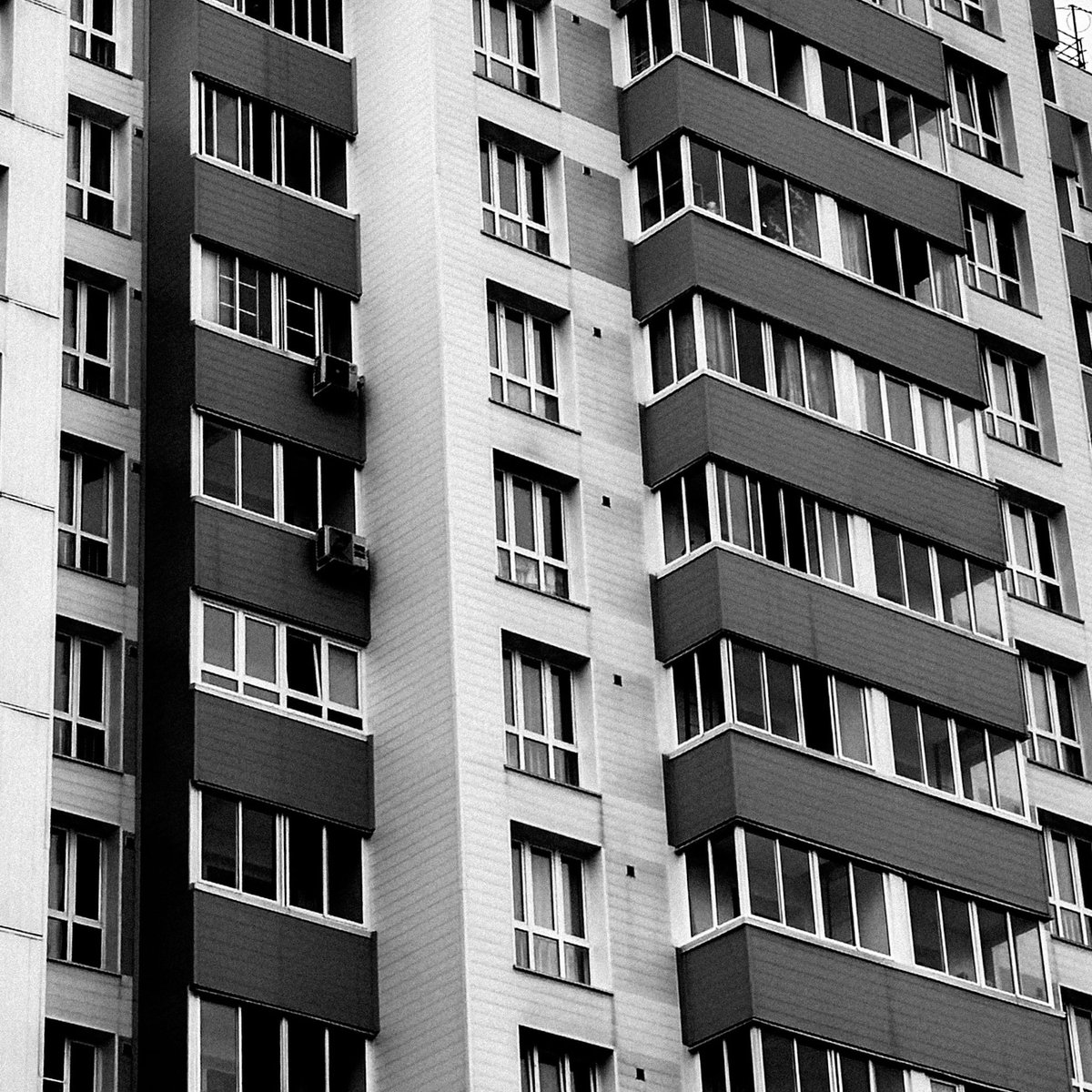Плохо умирать ночью. Плохо умирать наощупь. Так значит слепым — проще. Cлепой идет через площадь.