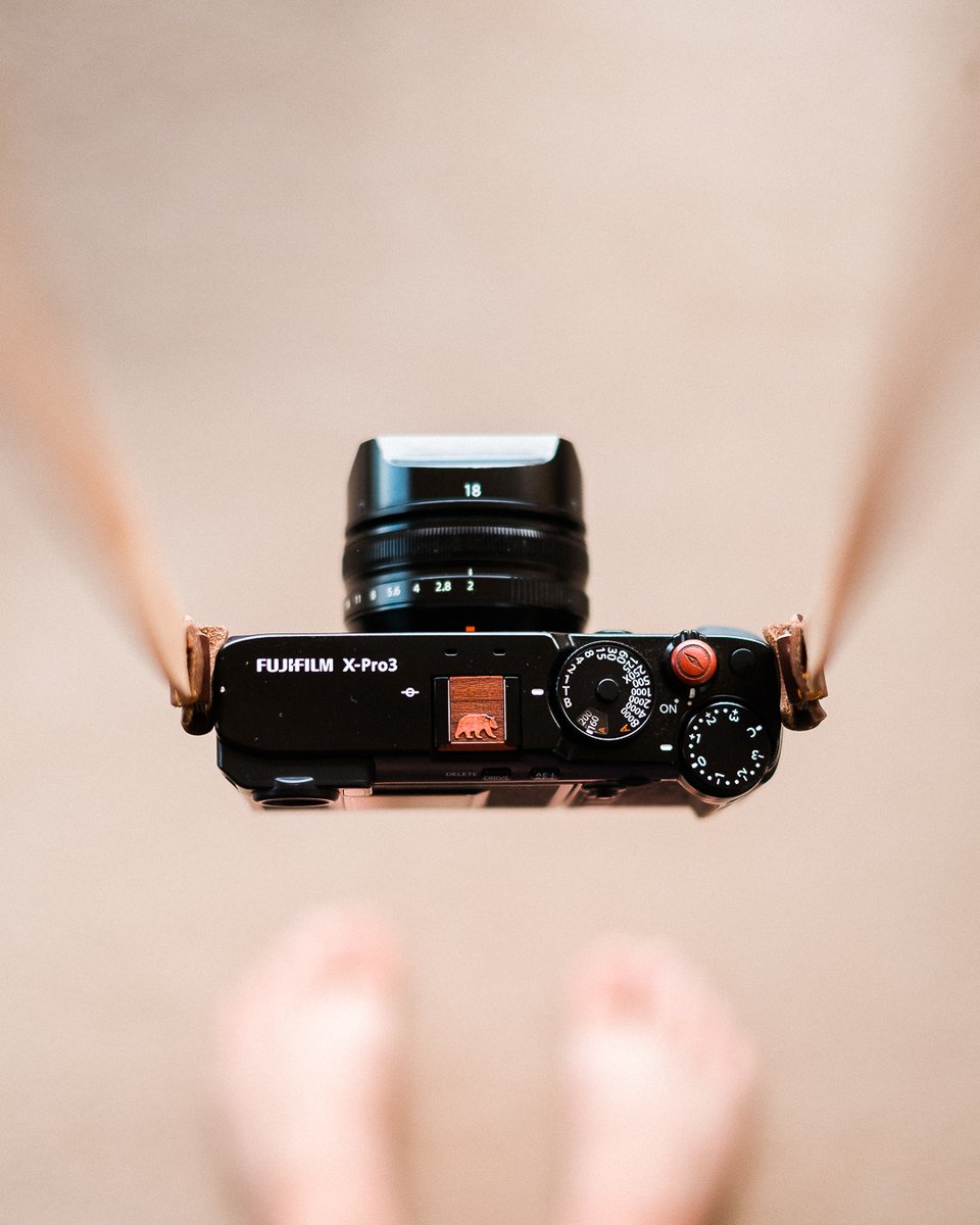 ArtisanObscura's tweet photo. Where will your compass take you?!

#ArtisanObscura #PutAButtonOnIt #InspireYourCraft #WalkingBear #Compass  #SoftReleaseButton #HotShoeCover #CameraAccessories #ExoticWood #CameraBling #Fuji #Fujifilm #FujiLove #FujiXpro3 https://t.co/ih7ZRntvni