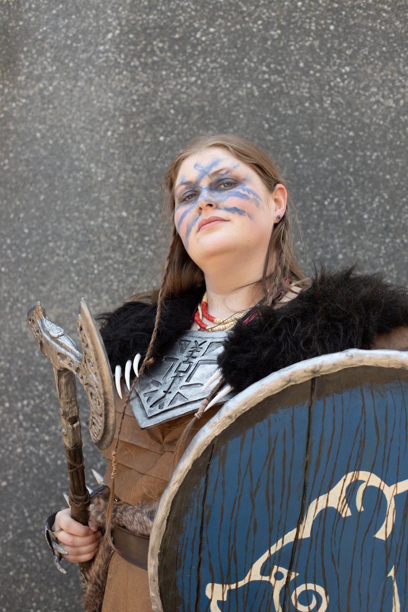 A Stormcloak Soldier and Dragon Priest Konahrik made an appearance at #MCMComicCon last weekend! 🐉 🐻 

Stormcloak Solider: instagram.com/lady_honey_des…
Konahrik: instagram.com/oliviabrotherw…

Photography: instagram.com/katieoneill.ph…