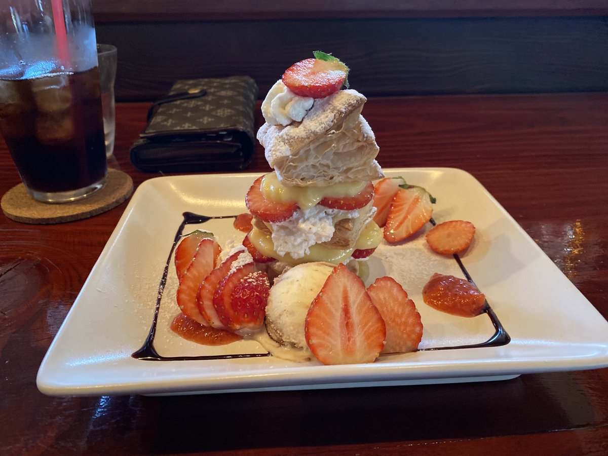 久々にルンバにてスイーツを堪能ぅ‼️😍
新作スイーツのとちおとめタワーは、オススメです😋‼️
#コーヒールンバ
#スイーツ
#新作