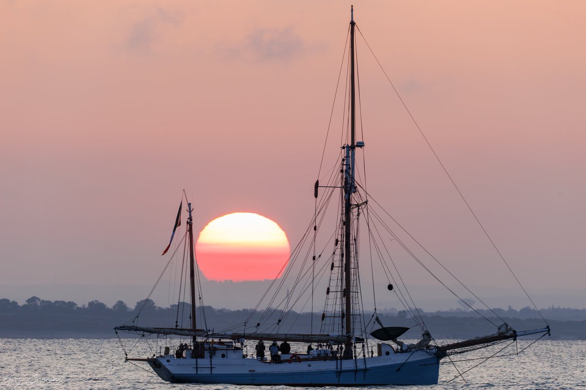 The crew of @ilenproject watching the sun set behind @ardgillancastle last night while anchored off Skerries.

#notai #lovefingal #lovindublin  #skerries #sailtraining #ardgillancastle  #fingal #sunsetlovers  #sunset #boats
