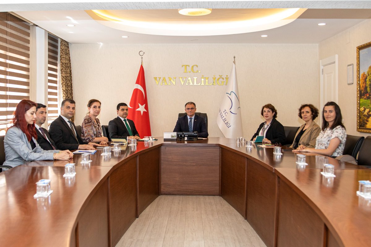 tcvanvaliligi's tweet photo. Valimiz Sn. Ozan Balcı başkanlığında yapılan toplantıda, Van Kalesi arkasında bulunan tarihi Kızıl Minareli Camii, Ulu Camii ve Hüsrevpaşa Hanı’nın röleve, resüsitasyon ve restorasyon projelerindeki son durum değerlendirildi. https://t.co/xSjpffiDO9