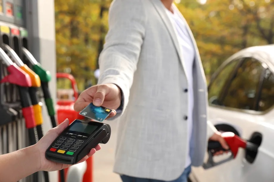 Find the best fuel card for your business. Our guide covers the UK's leading providers and the money-saving network you can tap into. Read all about it. 🚗👉 bit.ly/42sYnOF

#fuelcard #fuelcards #fuelsaving #fuelsavings #fleets #fleetsolutions #fleetmanagement