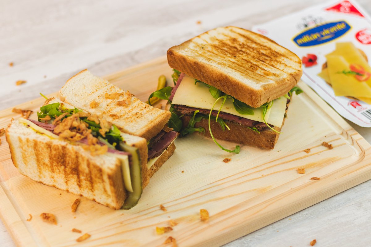 Si crees que la merienda debe ser siempre dulce, hoy ¡vamos a convencerte de que lo salado está de vicio!

🥪 Prueba este sándwich: jamón, unas lonchas de nuestra variedad de queso Edam suave Millán Vicente, un poco de rúcula y el toque mágico, ¡un poco de cebolla crunchy!