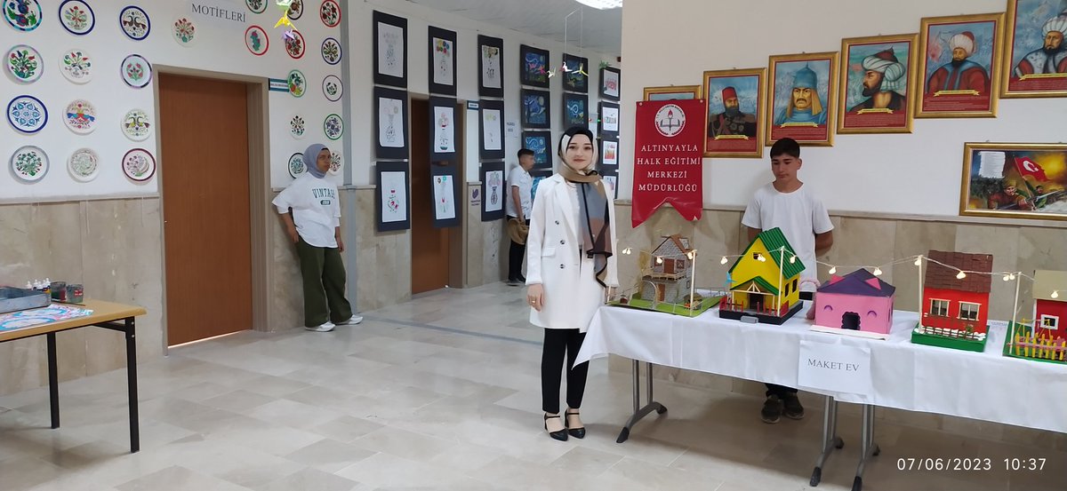 S_AltinyaylaHEM's tweet photo. Altınyayla Yusuf Yurt İmam-hatip Ortaokulunda Altınyayla Halk Eğitimi Merkezi Müdürlüğü olarak  görsel sanatlar öğretmeni Mihriban Hocam'a açtığımız Çocuklar İçin Resim Sanat eğitimi kursunun ve 1 yıl boyunca öğrencileriyle yaptıklari çalışmaların yer aldığı sergi açılışı... https://t.co/zs5P7e3dVG